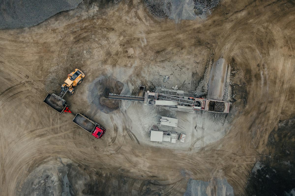Flygfoto äver LBC-Ängstorps arbetsplats med grävmaskiner och lastbilar