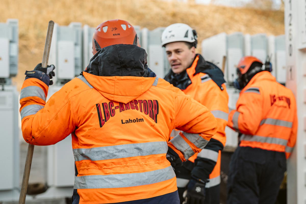 Medarbetare på LBC-Ängstorp i orange jacka