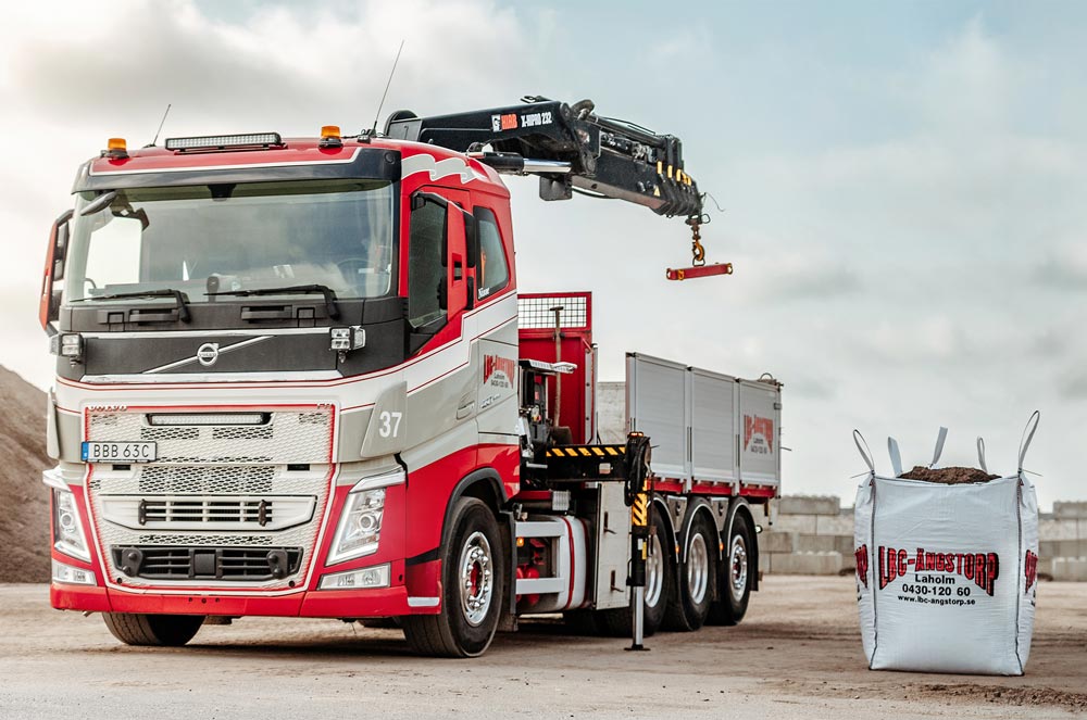 Lastbil från LBC-Ängstorp med en storsäck bredvid