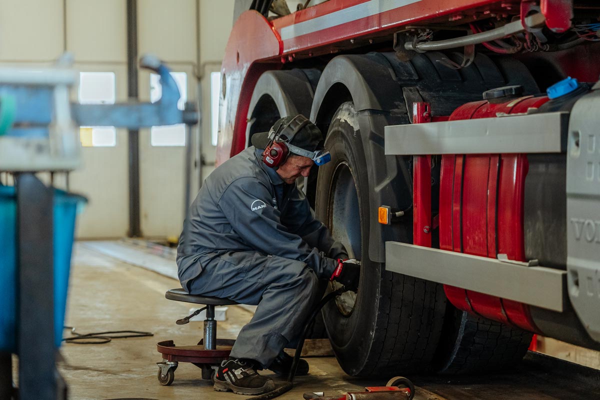 LBC-Ängstorps verkstad. Medarbetare meckar på lastbil