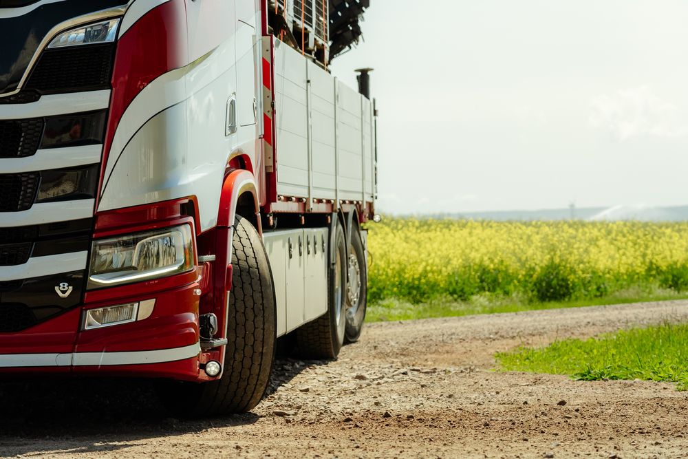 Närbild på LBC-Ängstorps lastbil