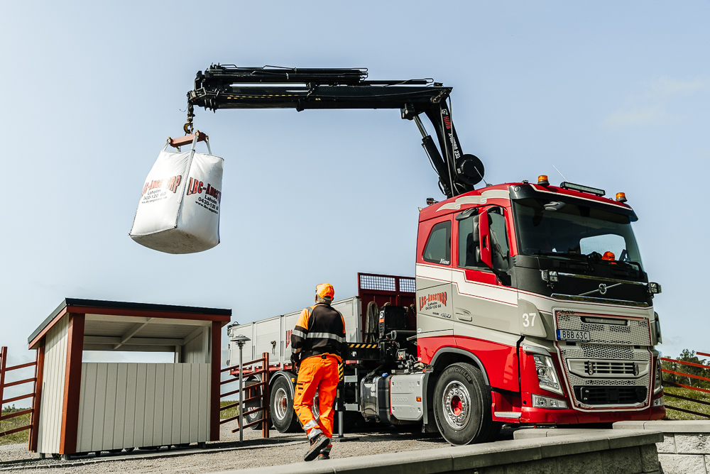lastbil med kranbilstransport ballast