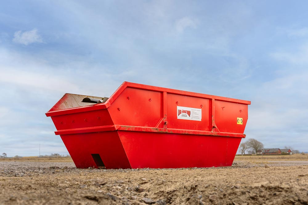 Röd container i förgrunder