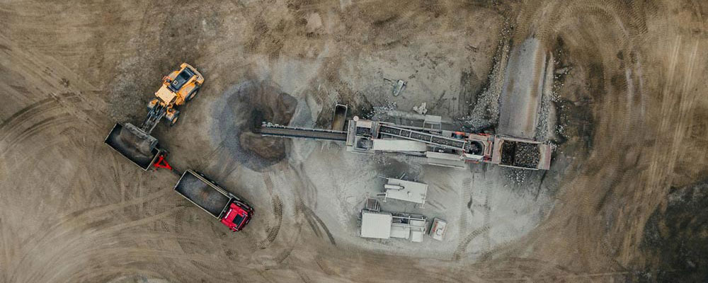 Flygfoto över en arbetsplats med entreprenadmaskiner