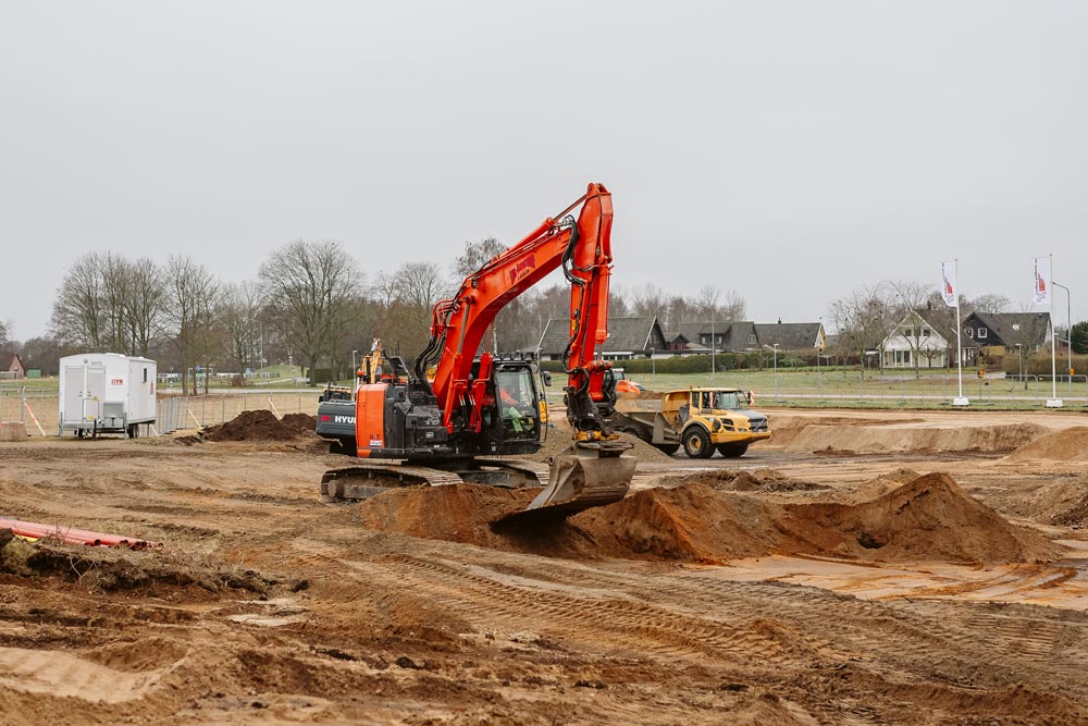 En grävmaskin från LBC-Ängstorp utför Mark & anläggnings arebte