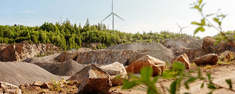 Grusschakt mot en blå himmel