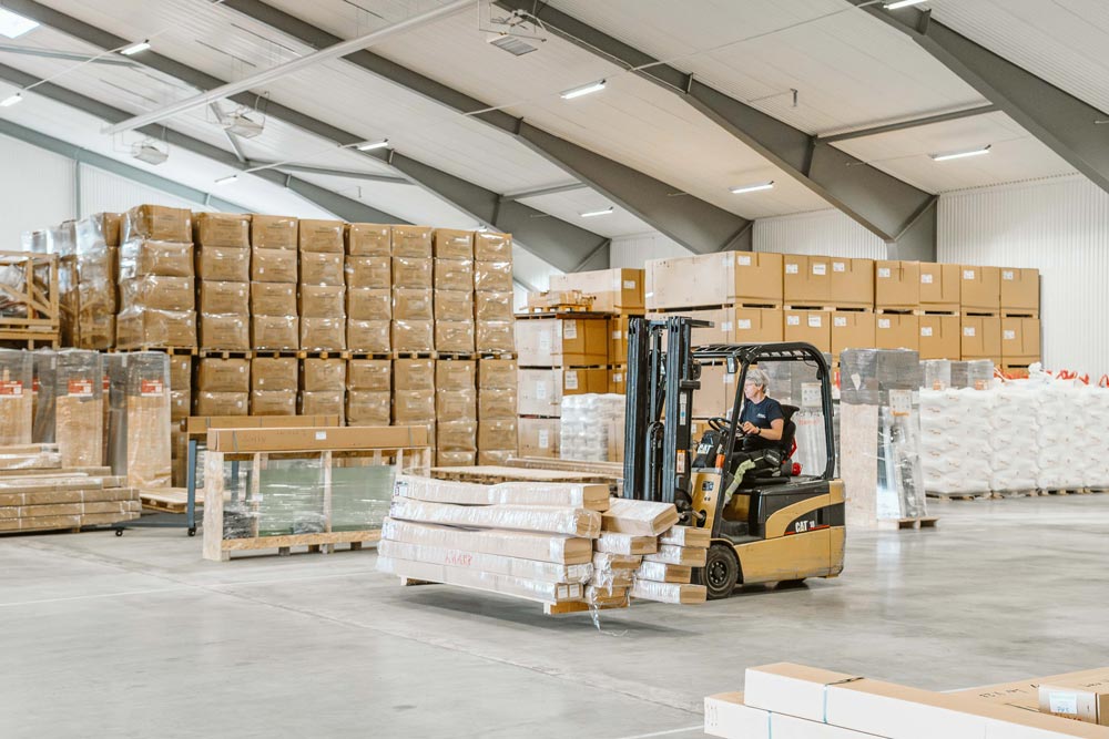 medarbetare på LBC-Ängstorp kör truck på deras lagerhotell