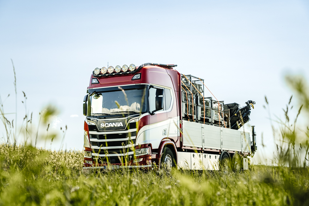 Lastbil för fjärrbilar mot en åker