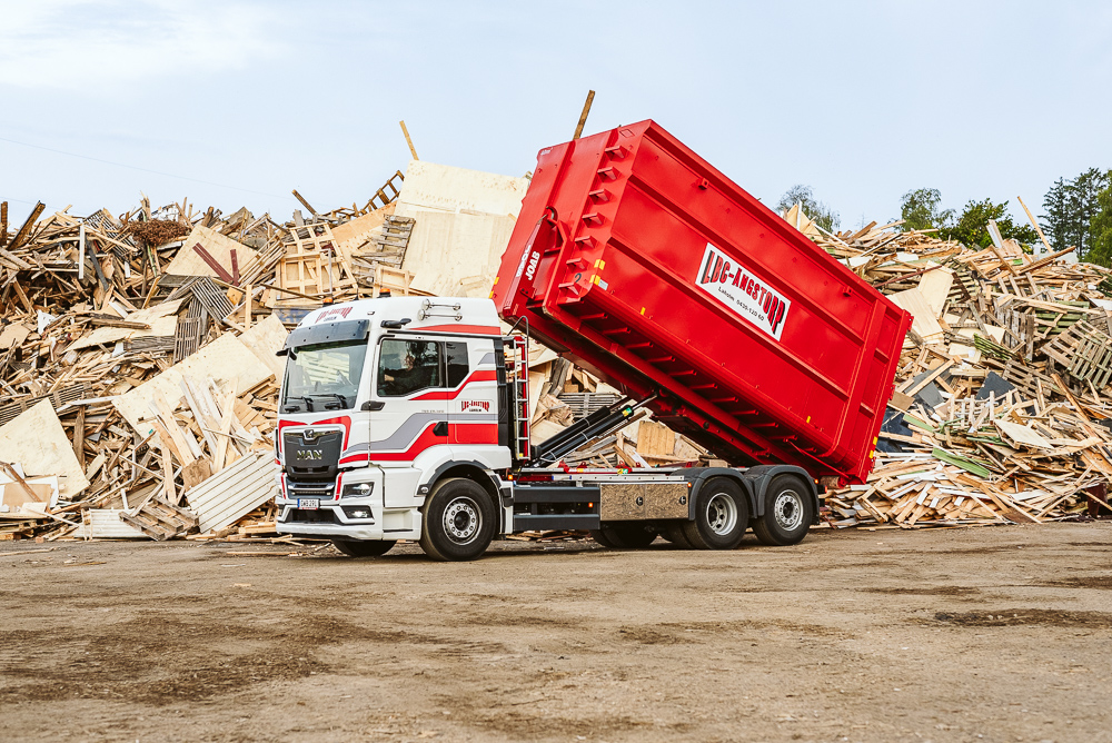 En lastbil tömmer bråte från en rivning