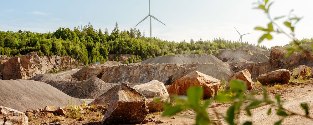 Grusschakt mot en blå himmel