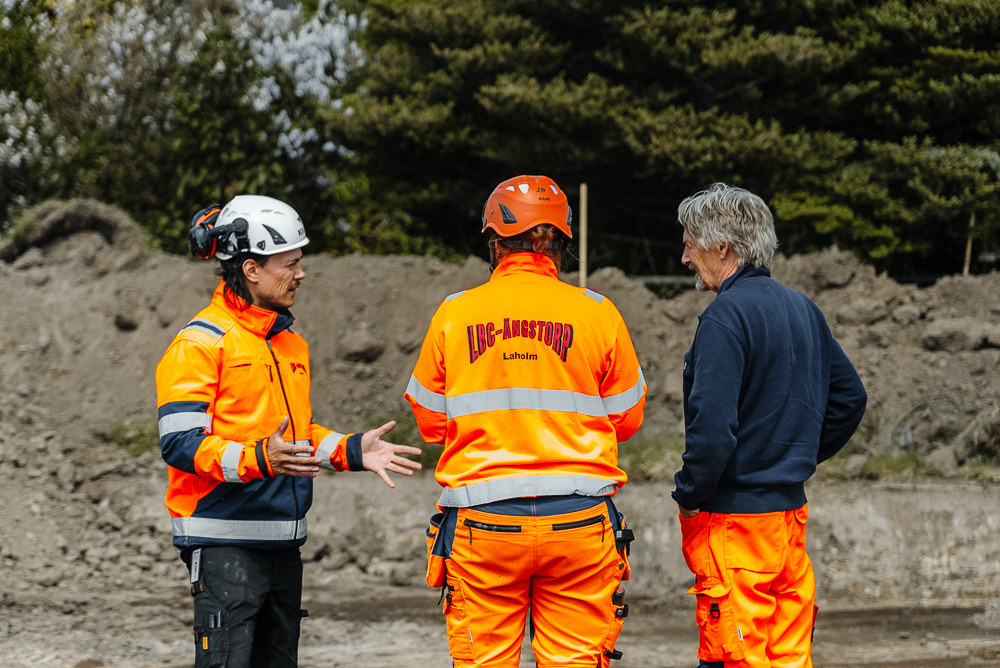Tre medarbetare från LBC-Ängstorp koordinerar bygglogistik