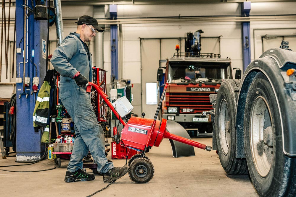 Manlig mekaniker jobbar i LBC-Ängstorps lastbilsverkstad