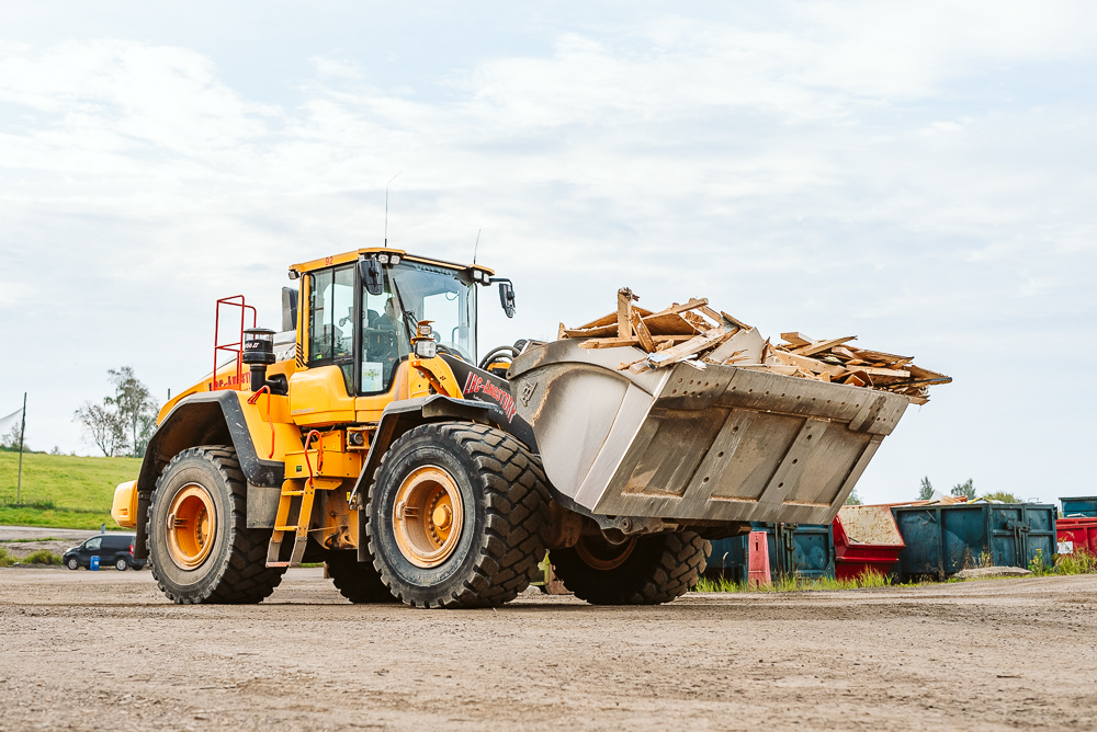 En transportbil transporterar bråte från en rivning