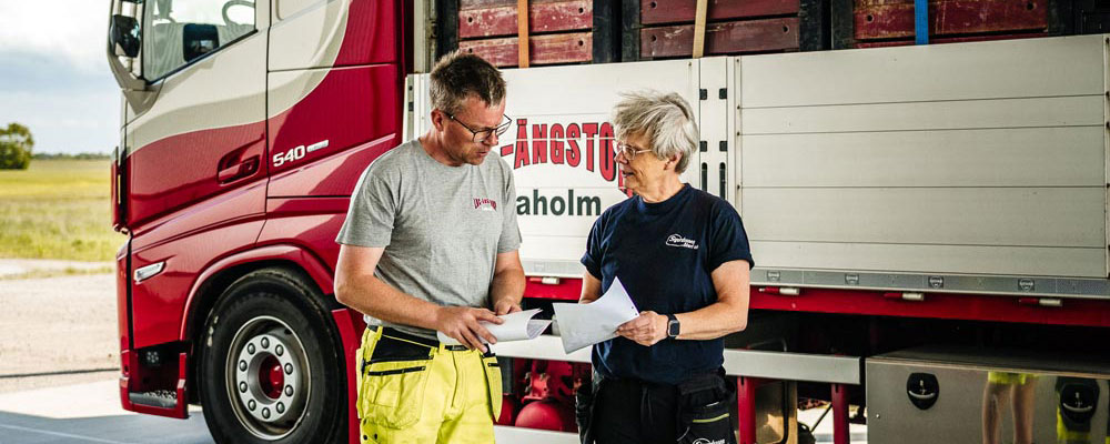 Medarbetare på LBC-Ängstorp koordinerar kring varor som ska transporteras från lagret