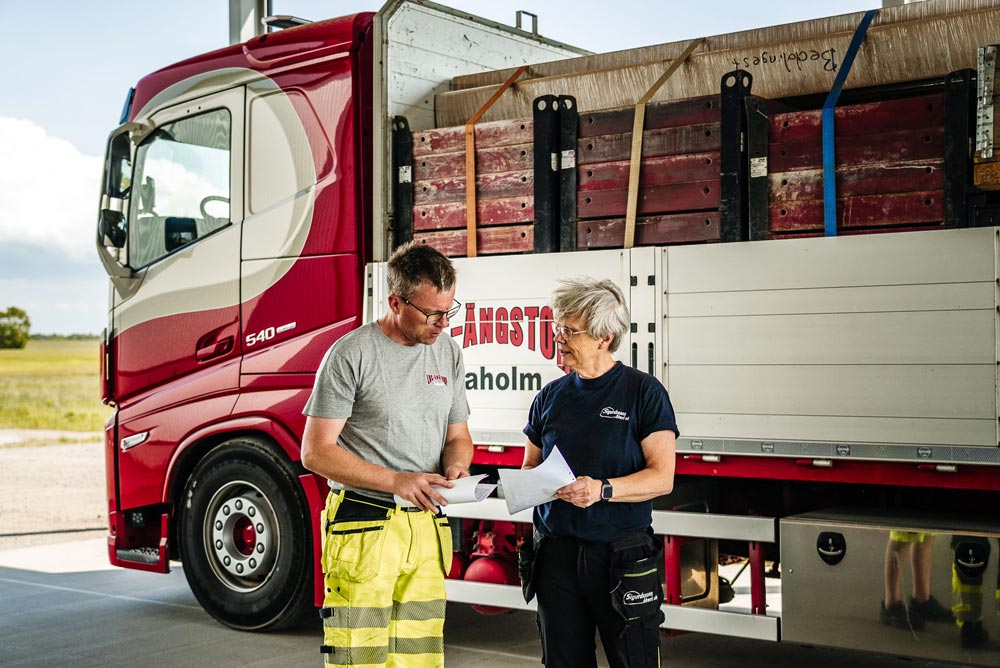 Medarbetare på LBC-Ängstorp koordinerar på transport & lager
