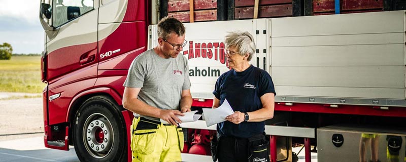 Medarbetare på LBC-Ängstorp koordinerar kring varor som ska transporteras från lagret