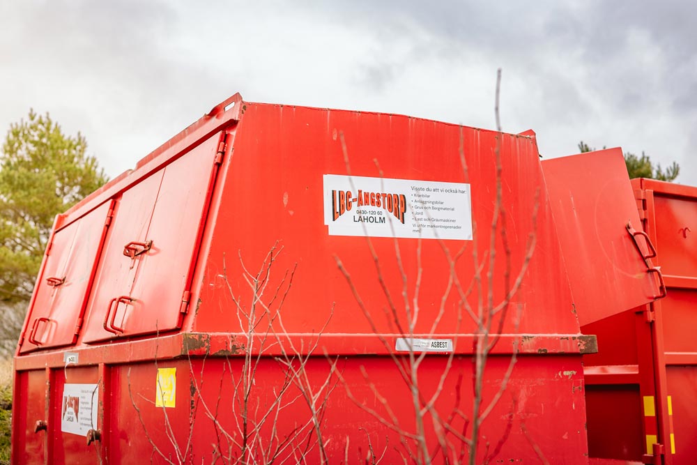 Röda containrar på rad