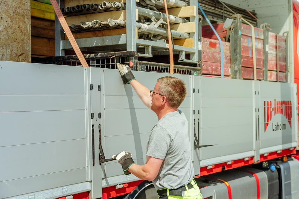 Medarbetare hos LBC-Ängstorp laddar lastbil för att förbättra bygglogistik