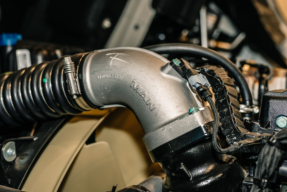 Närbild på en del i en MAN lastbil i en verkstad