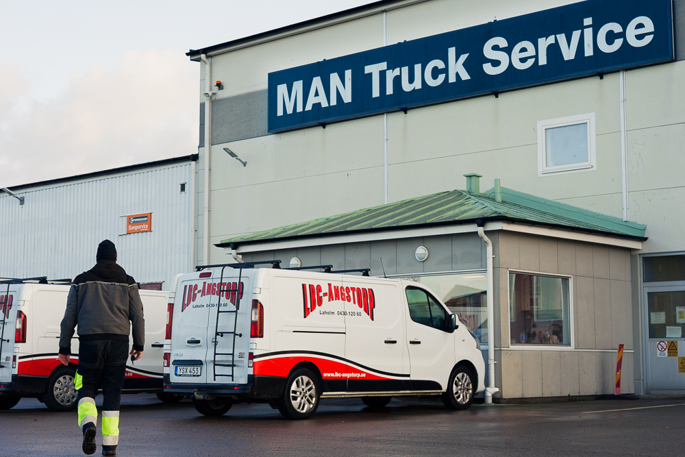 Medarbetare är på väg till verkstan