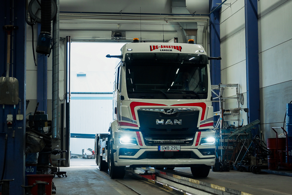 röd och vit lastbil i LBC-Ängstorps lastbilsverkstad