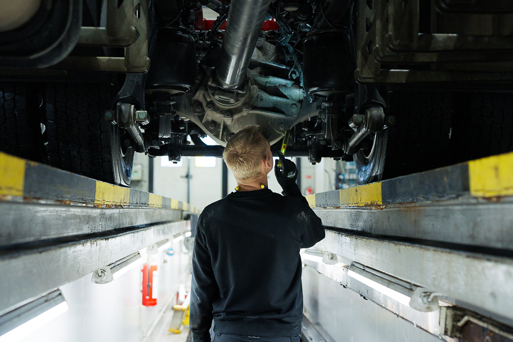 När bild på en motor med reservdelar