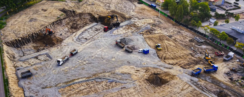 Flygfoto över en arbetsplats med entreprenadmaskiner